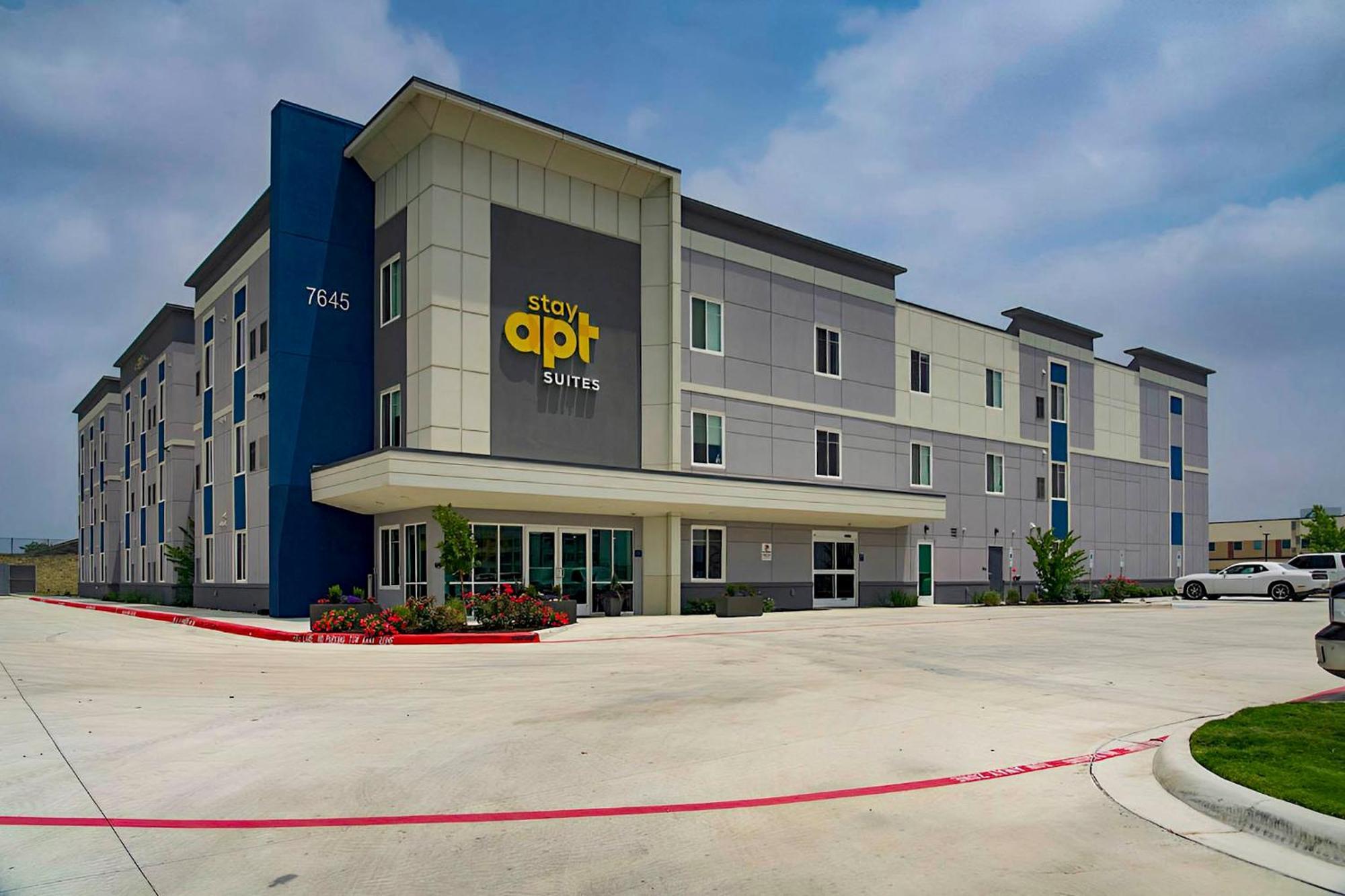 Stayapt Suites San Antonio-Randolph Live Oak Exterior photo